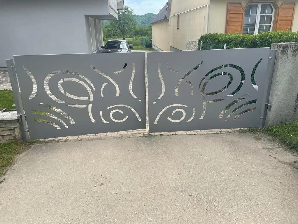 Lézervágott mintázatú kétszárnyú fémkapu